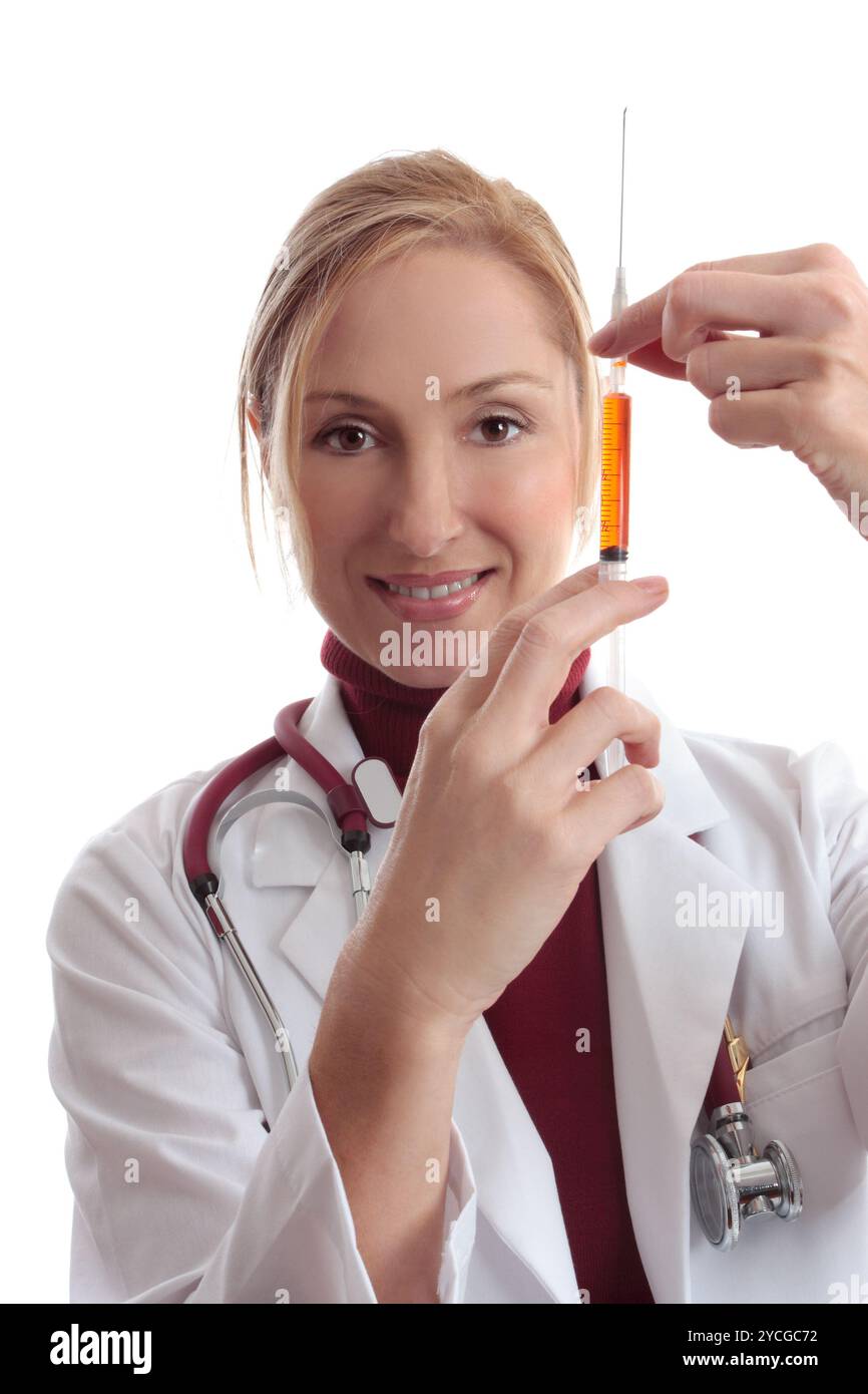 Femme médecin avec seringue médicale Banque D'Images