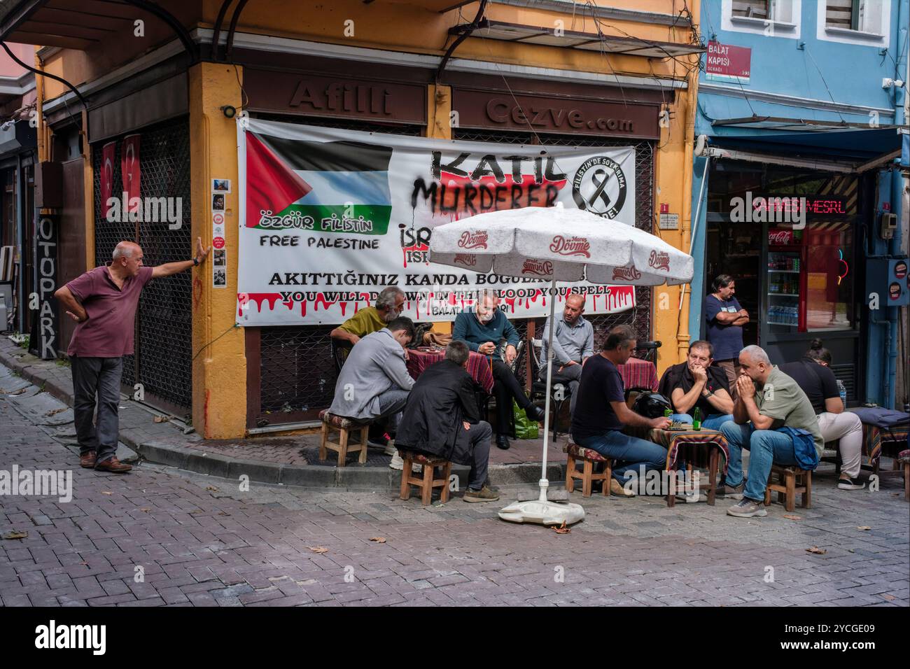 Une bannière 'Palestine libre' devant un café, Istanbul, Turquie, 2024 Banque D'Images