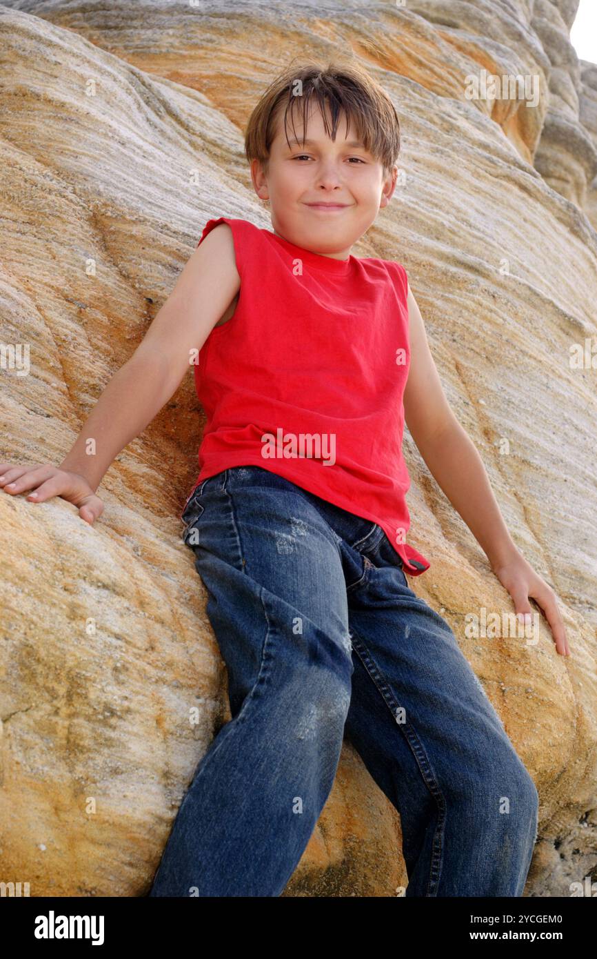 Enfant debout près d'une falaise Banque D'Images
