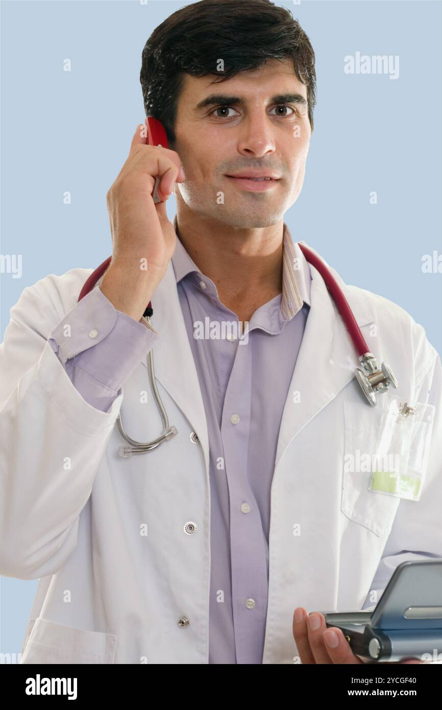 Professionnel de la santé au travail utilisant les technologies sans fil Banque D'Images