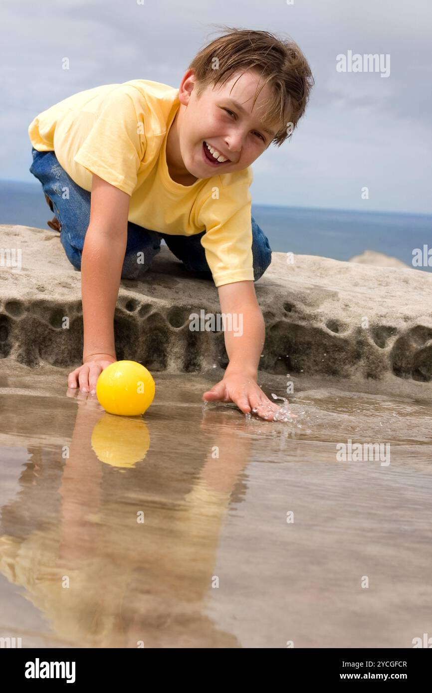 Enfant jouant dans l'eau Banque D'Images