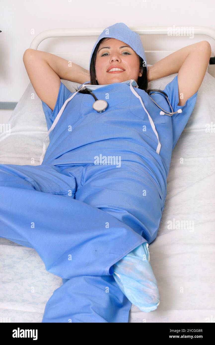 Le travailleur médical par quarts fait une pause Banque D'Images