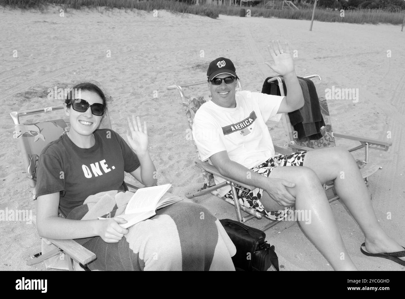Couple caucasien souriant en faisant signe tout en profitant du pittoresque Grand Strand à Myrtle Beach, Caroline du Sud, États-Unis. Banque D'Images