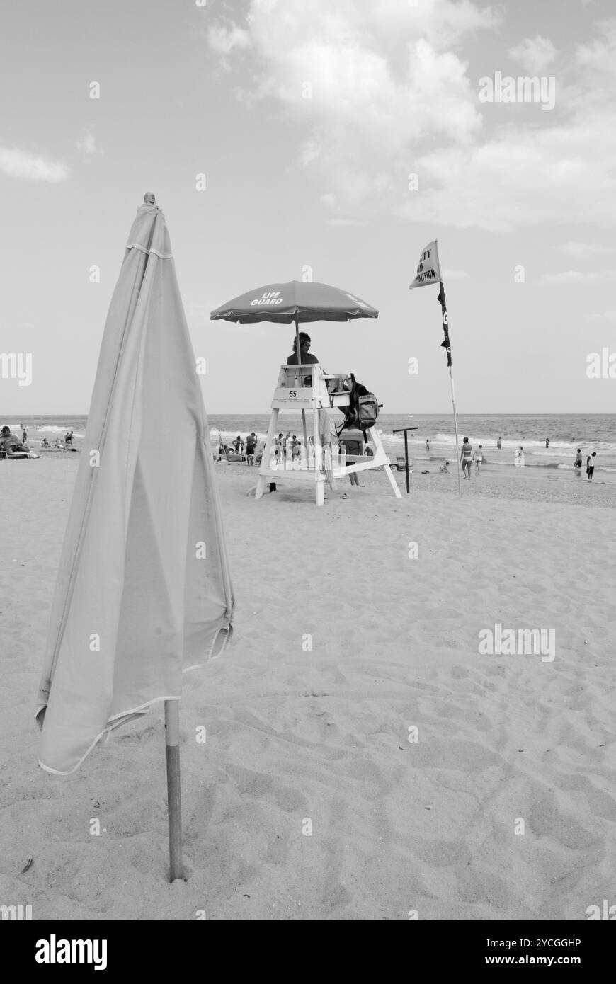 Sauveteur surveillant les amateurs de plage nageant à Myrtle Beach, Caroline du Sud, États-Unis. Banque D'Images
