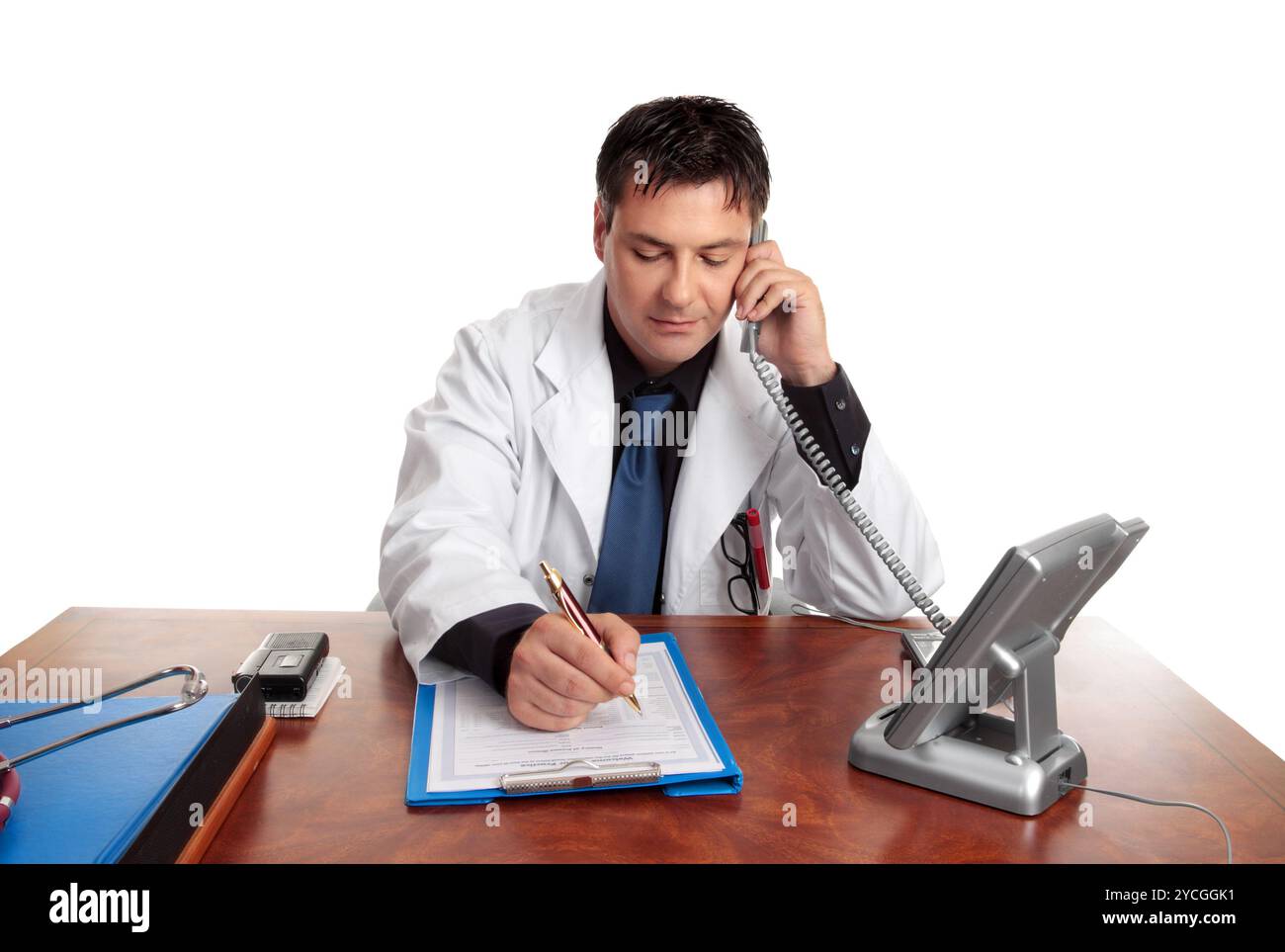 Médecin remplissant dossier patient Banque D'Images