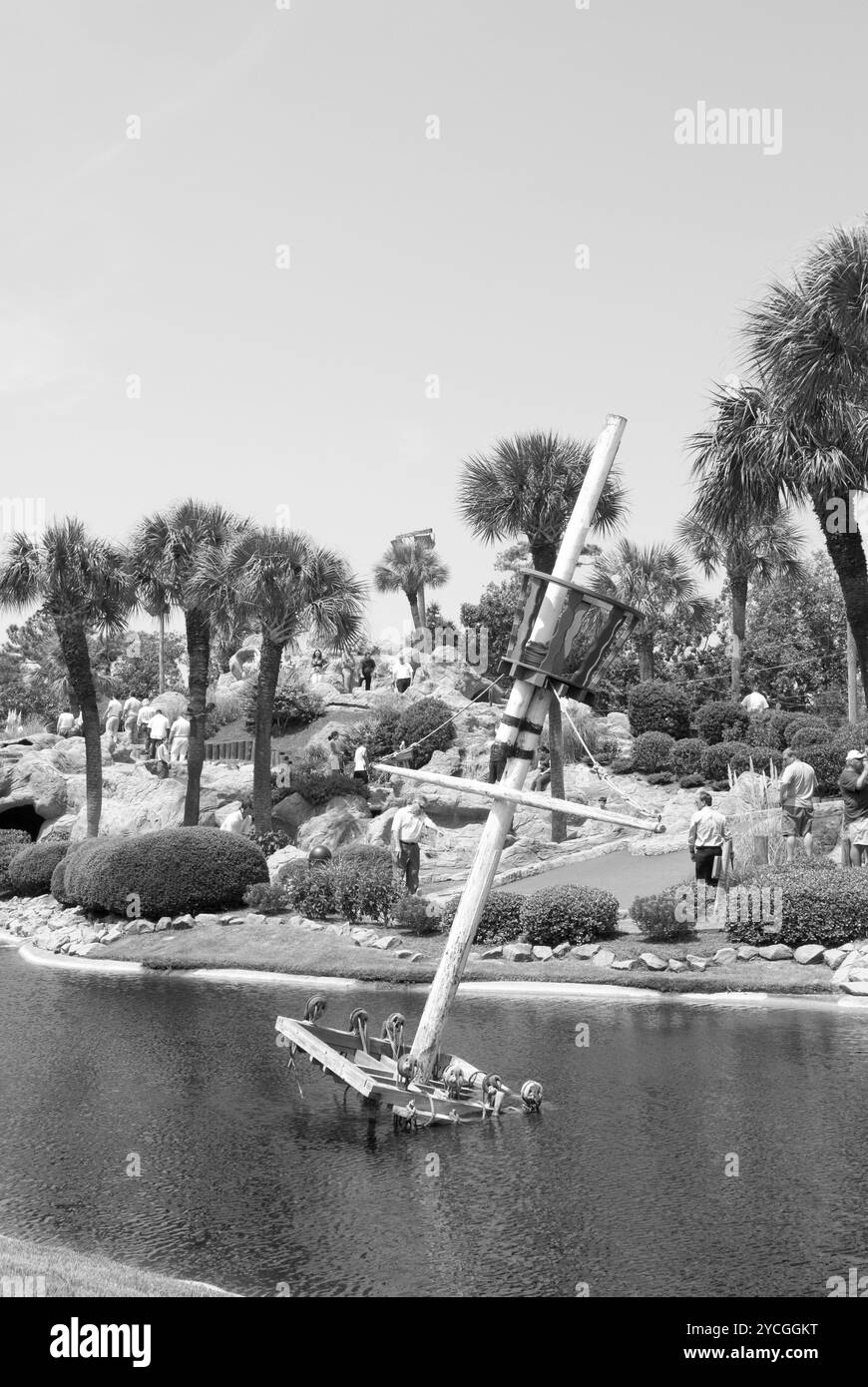 Vacanciers appréciant une partie de mini-golf au Treasure Island course à Myrtle Beach, Caroline du Sud, États-Unis. Banque D'Images