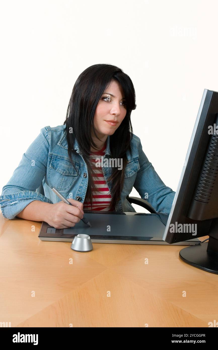 Graphiste femme travaillant à l'ordinateur Banque D'Images