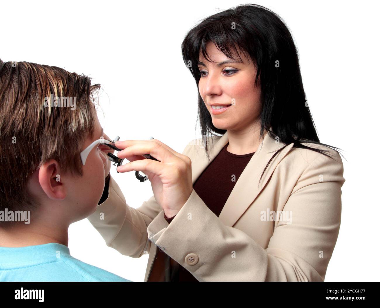 Optométriste avec montures d'essai Banque D'Images