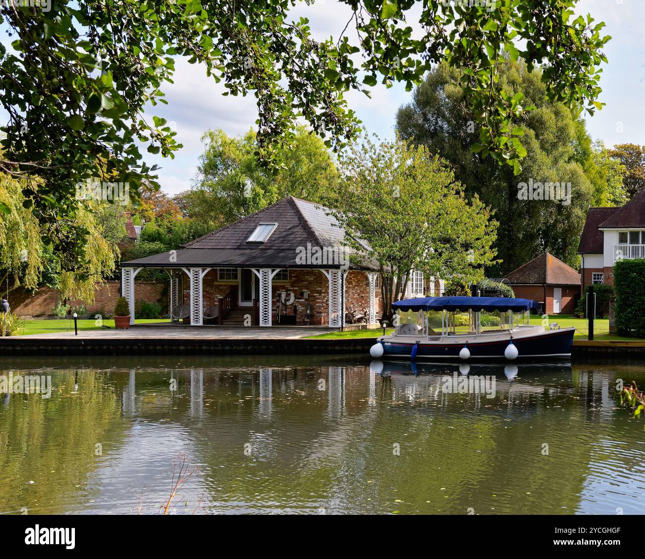 Propriétés résidentielles exclusives qui reviennent sur le canal de navigation de la rivière Wey à Weybridge Surrey Angleterre Royaume-Uni Banque D'Images