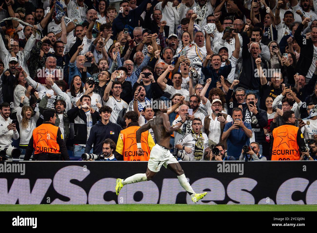 Madrid, Espagne, Espagne. 22 octobre 2024. Vinicius Junior (Jr) du Real Madrid célèbre son but lors du match MD3 de l'UEFA Champions League, League phase entre le Real Madrid CF et le Borussia Dortmund au stade Santiago Bernabeu le 22 octobre 2024 à Madrid, Espagne. (Crédit image : © Matthieu Mirville/ZUMA Press Wire) USAGE ÉDITORIAL SEULEMENT! Non destiné à UN USAGE commercial ! Banque D'Images