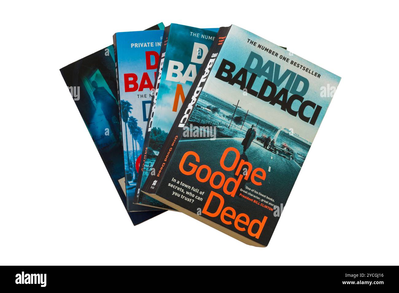 Sélection de livres David Baldacci avec un bon livre d'action sur le dessus isolé sur fond blanc Banque D'Images