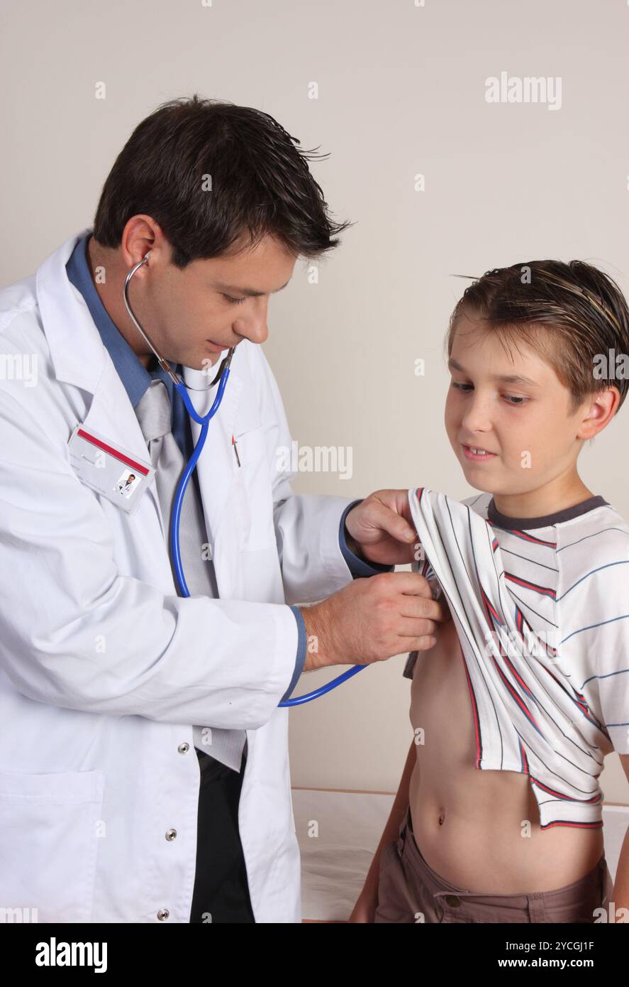 Médecin examinant un enfant Banque D'Images