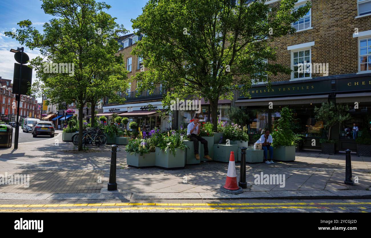 Londres - 06 15 2022 : les gens en pause déjeuner assis dans le jardin à Orange Sq Banque D'Images