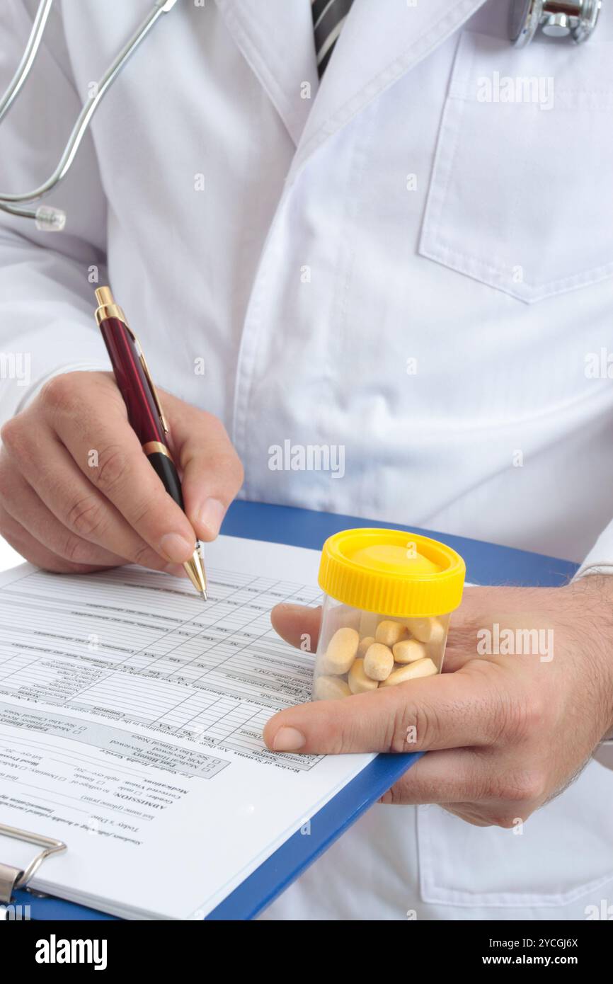 Médecin avec dossier médical et pilules Banque D'Images
