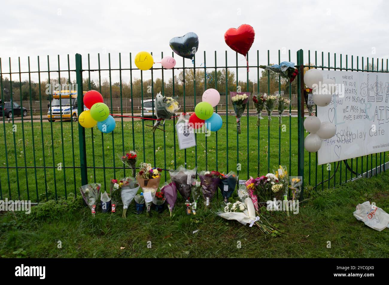 Datchet, Berkshire, Royaume-Uni. 23 octobre 2024. Des hommages floraux et des messages ont été diffusés devant Liquid Leisure à Datchet, Berkshire, suite à la mort tragique de l'adolescent Aidan Tottman. Un rapport d'une collision routière à l'extérieur du Liquid Leisure Centre sur le chemin Horton a été fait à la police de Thames Valley à 16h07 le samedi 19 octobre 2024. Malheureusement, l'un des garçons est mort à l'hôpital le dimanche 20 octobre 2024. Crédit : n.c/Alamy Live News Banque D'Images