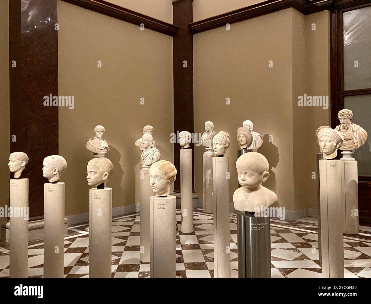 Vienne, Autriche - 4 octobre 2024 : exposition de sculptures romaines antiques au Musée d'histoire de l'art de Vienne (Kunsthistorisches Museum) Banque D'Images