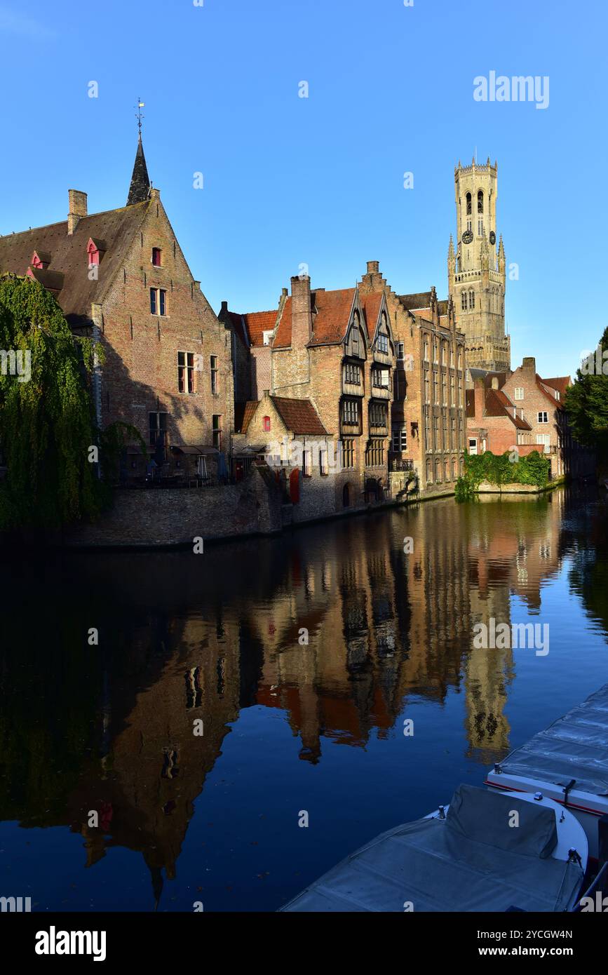 Beffroi de Bruges, édifices médiévaux et leur réflexion sur le canal de Dijver depuis le Quai du Rosaire. Un tôt le matin à Bruges, Belgique Banque D'Images