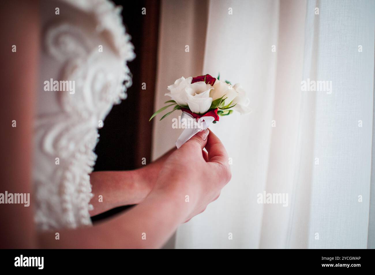 Fleur de mariage élégamment ornée avec roses blanches et ruban délicat. Banque D'Images