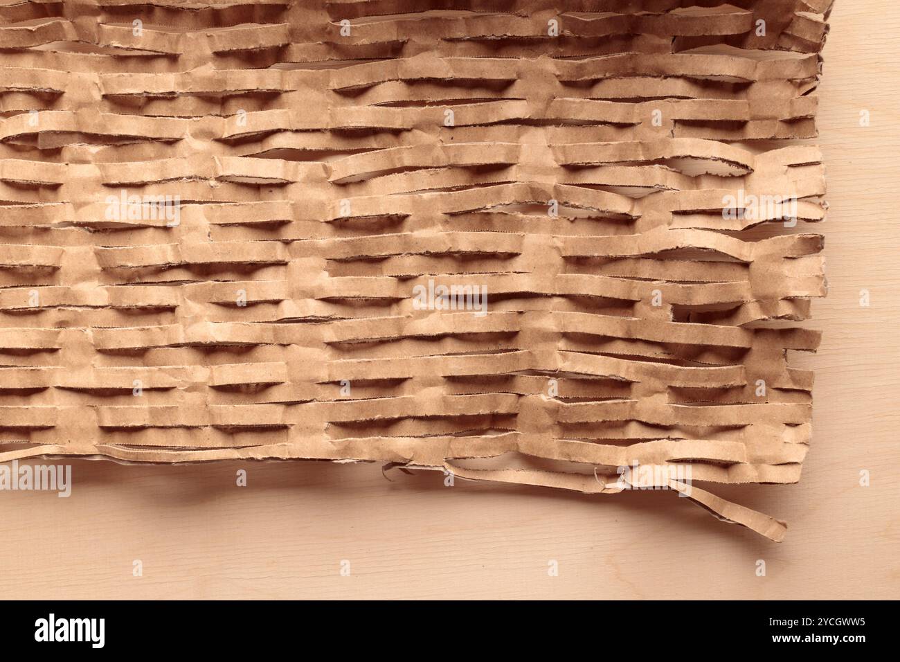 Papier nid d'abeille écologique, forme hexagonale, papier en carton recyclé brun élastique fort pour emballage protecteur, réusab écologique Banque D'Images