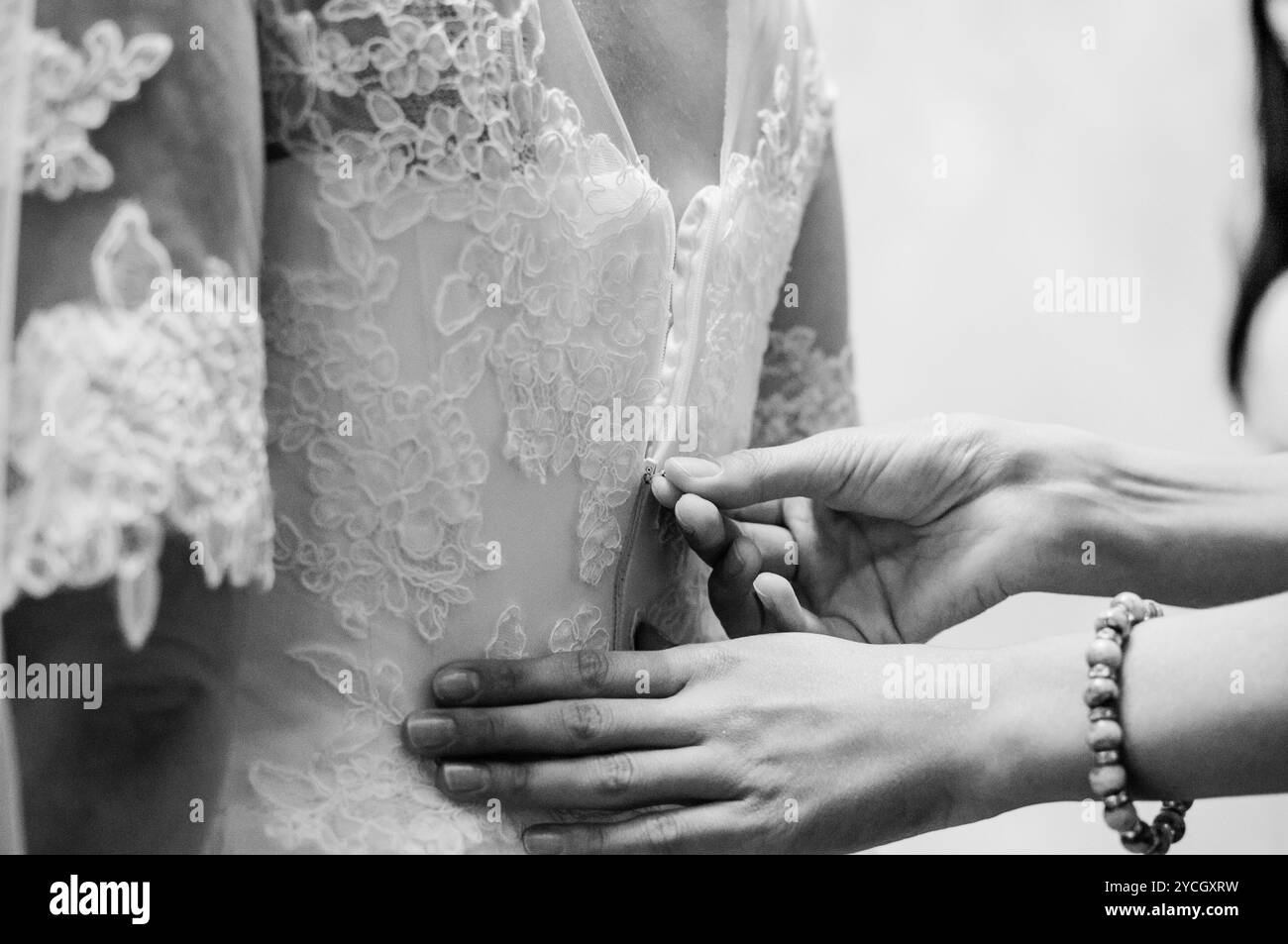 Élégance de la mariée : la touche finale d'une robe de mariée. Banque D'Images