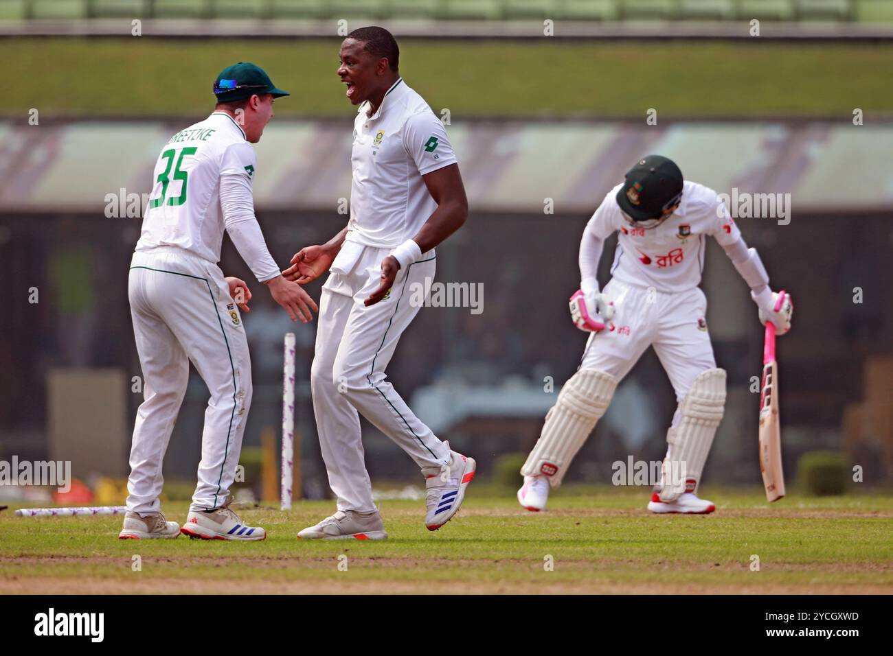 Kagiso Rabada célèbre après avoir obtenu Mushfiqur Rahim Wicket alors qu'il complétait ses trois cents guichets au test Cricket au Bangladesh et en Afrique du Sud Banque D'Images