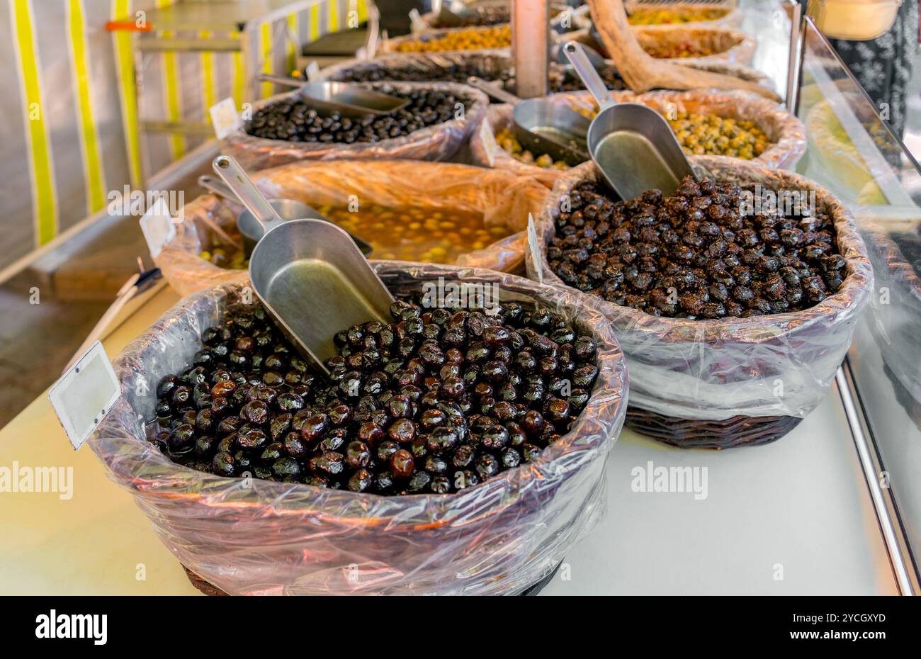 Divers pots aux olives marinées vus sur un étal de marché dans le sud de la France Banque D'Images