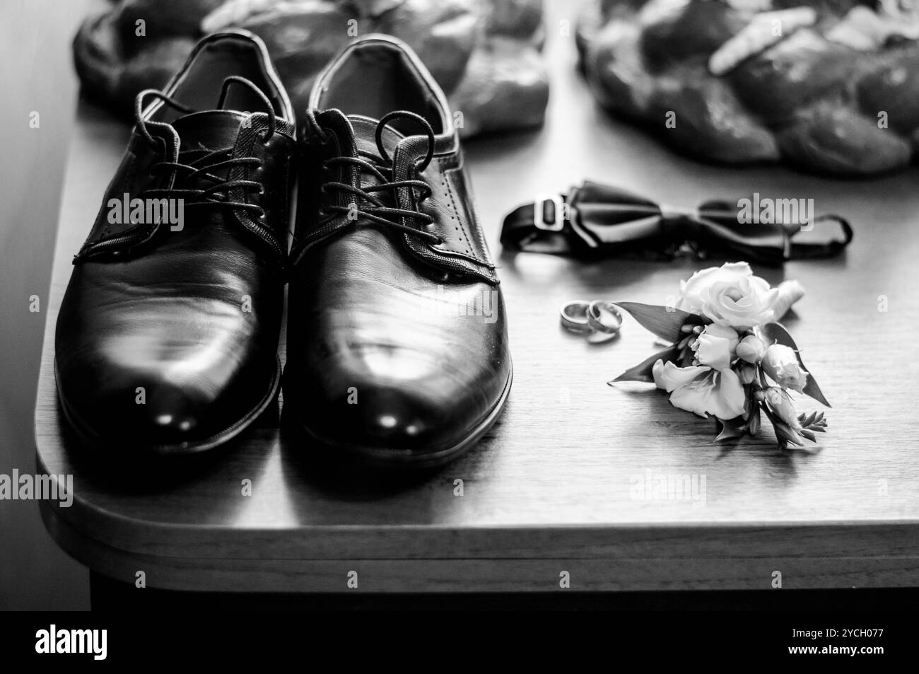 Tenue élégante du marié avec chaussures classiques et accents fleuris. Banque D'Images