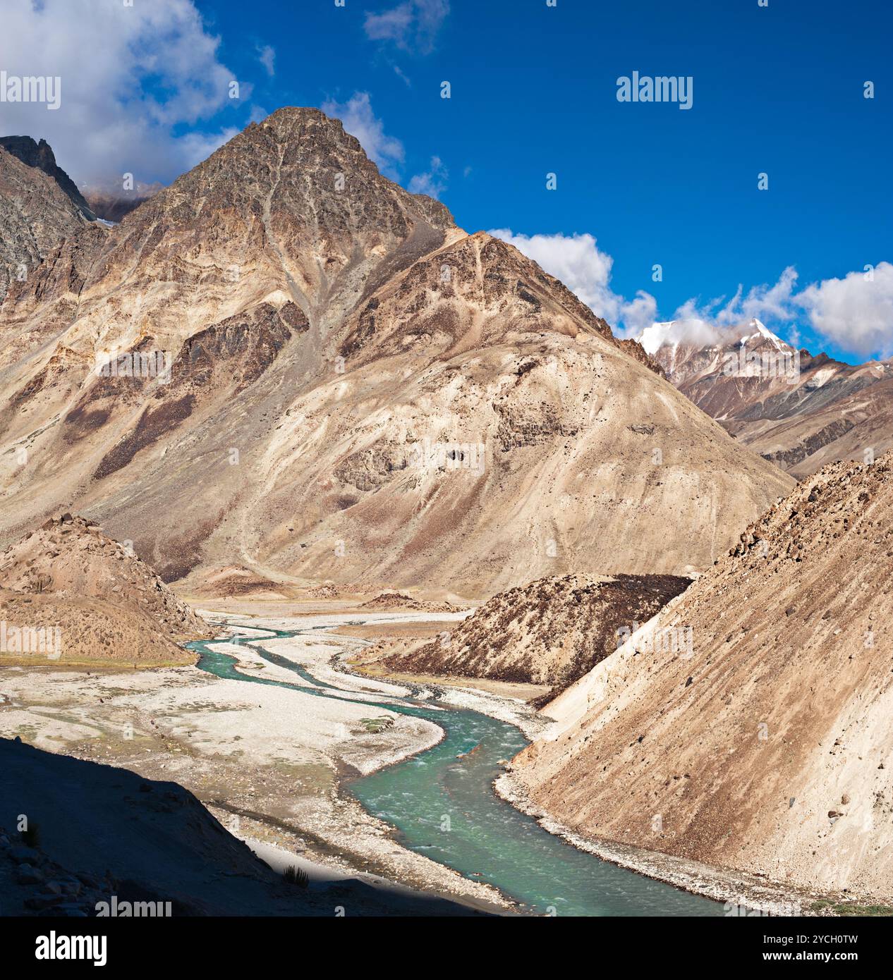 Paysage de haute montagne de l'Himalaya avec rivière Banque D'Images