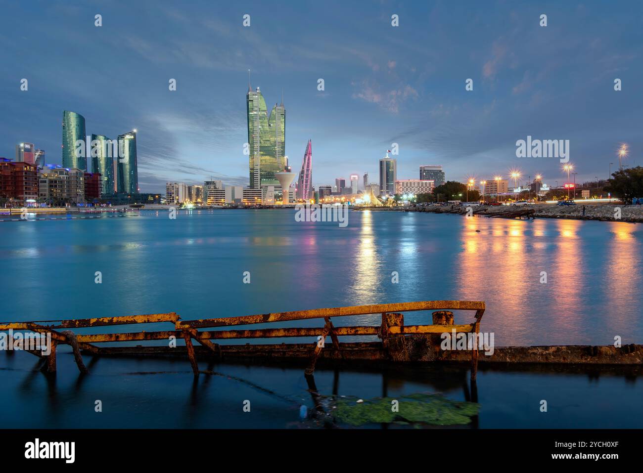 Bahrain Financial Harbor, Harbor Towers, Bahrain Skyline vue coucher du soleil lever du soleil Banque D'Images