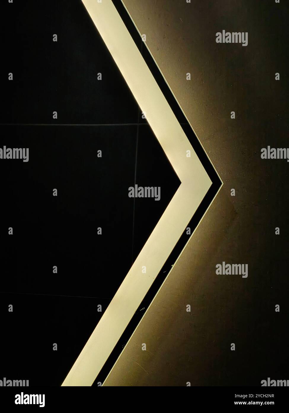 Glowing in the Dark : fenêtre lumineuse moderne dans la salle de bains, jeu de lumière et d'ombre avec forme abstraite Banque D'Images