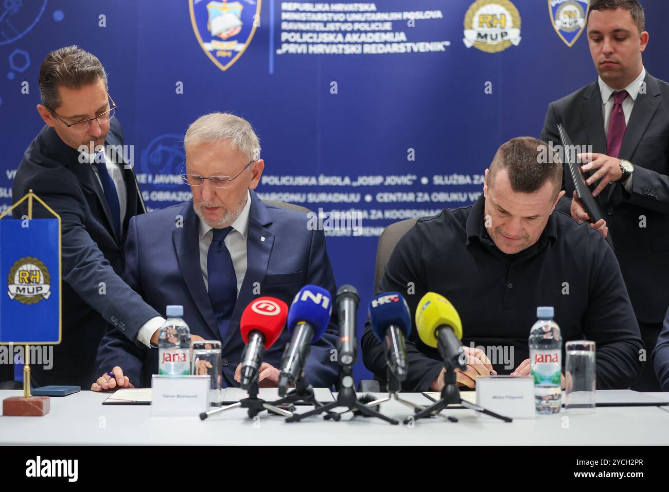 Zagreb, Croatie. 23 octobre 2024. Davor Bozinovic, ministre de l’intérieur, et Mirko Filipovic, mieux connu sous le nom de Cro COP, ancien combattant légendaire et membre de la police spéciale signent l’accord pour offrir ses connaissances et son expérience aux cadets de l’Académie de police de Zagreb, en Croatie, le 23 octobre 2024. Photo : Sanjin Strukic/PIXSELL crédit : Pixsell/Alamy Live News Banque D'Images