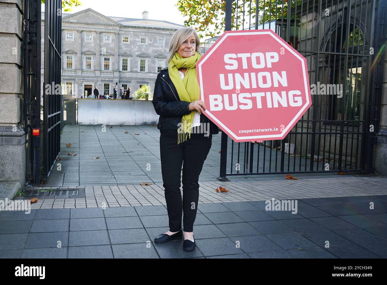 Sharon Gill, une ancienne travailleuse de centre d'appels de 999, devant les portes de Leinster House, Dublin, suite au lancement d'un rapport sur la lutte syndicale en Irlande. Date de la photo : mercredi 23 octobre 2024. Banque D'Images