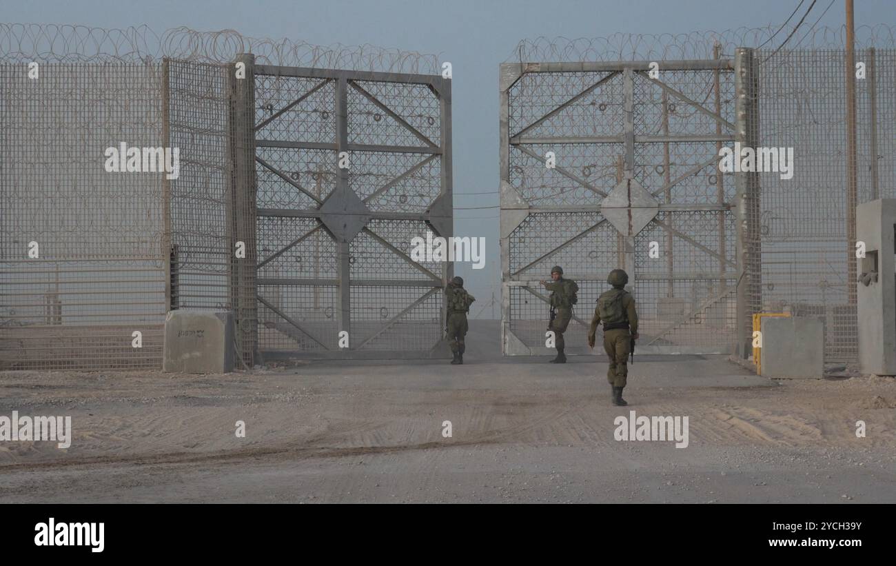 PASSAGE D'EREZ, ISRAËL - 21 OCTOBRE : des soldats israéliens ferment la porte de la frontière israélienne avec Gaza au passage d'Erez, également connu sous le nom de passage de Beit Hanoun, dans le cadre des combats qui se poursuivent entre Israël et le groupe militant Hamas le 21 octobre 2024 à Erez Crossing, en Israël. Banque D'Images