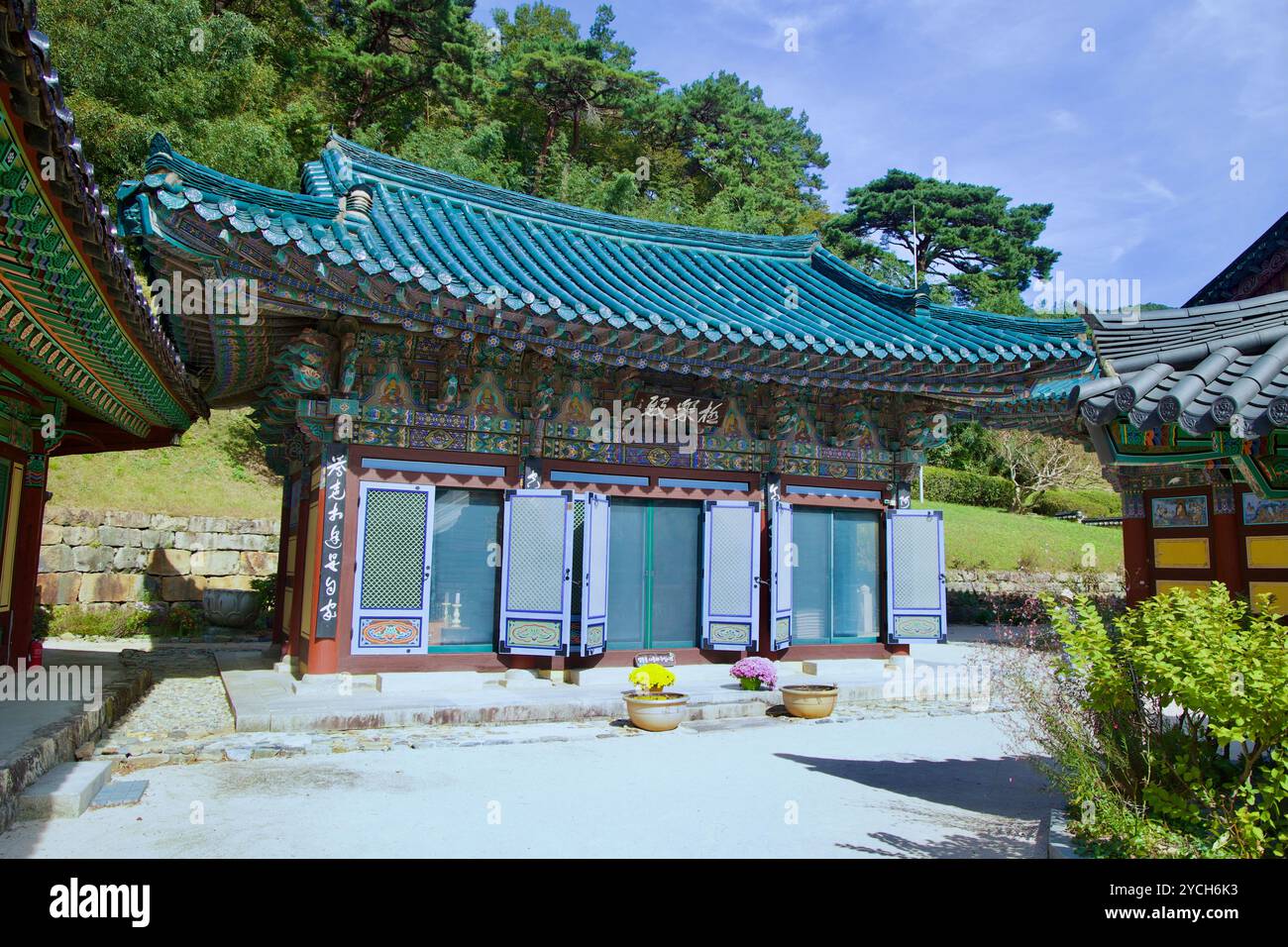 Ulsan, Corée du Sud - 21 octobre 2023 : une salle de temple au temple Seoknamsa décorée avec des couleurs vives et un arc coréen traditionnel Banque D'Images