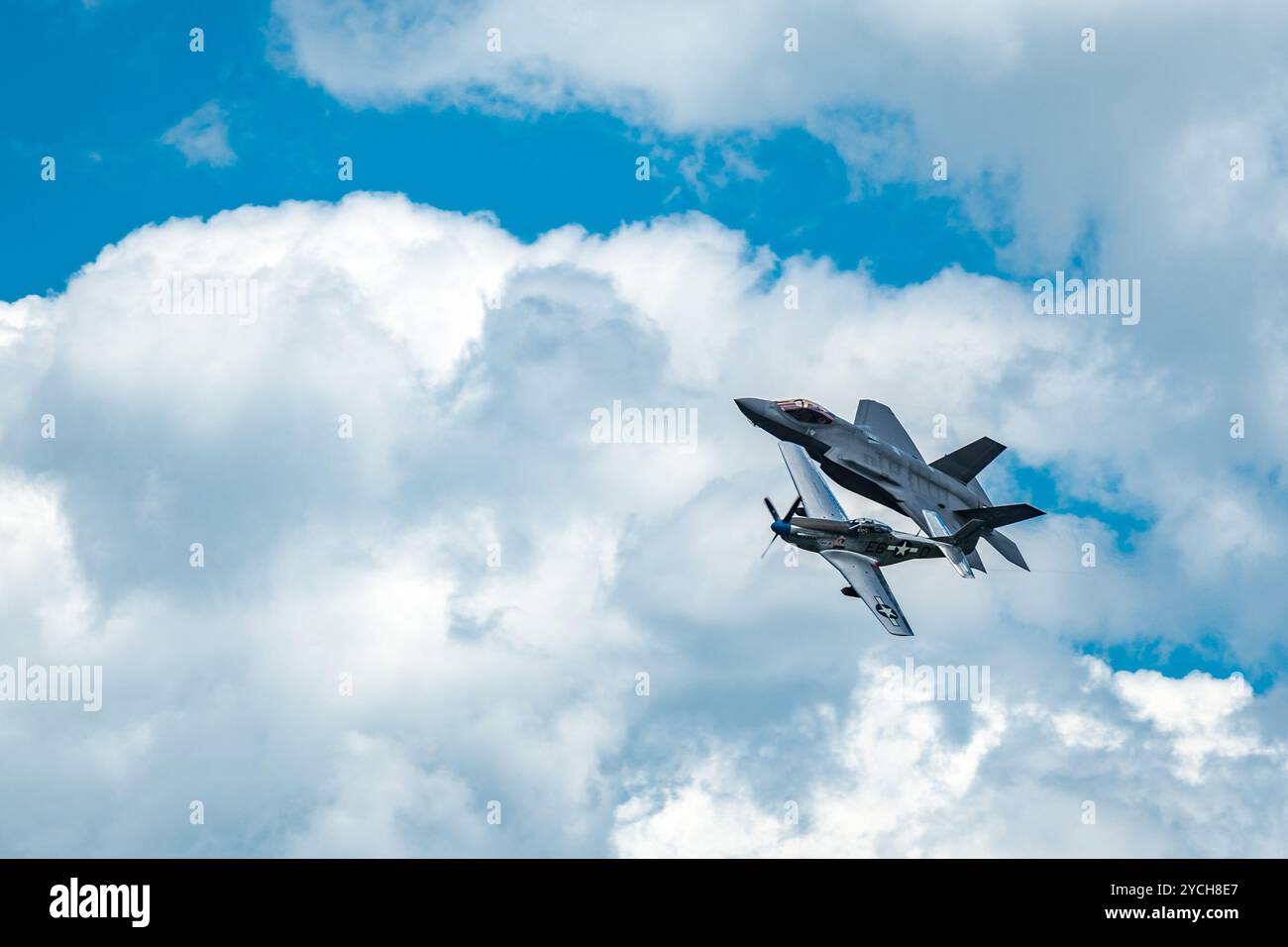 P-51 Mustang et F-35A Lightning Fighter planes en vol à Duluth Minnesota Banque D'Images