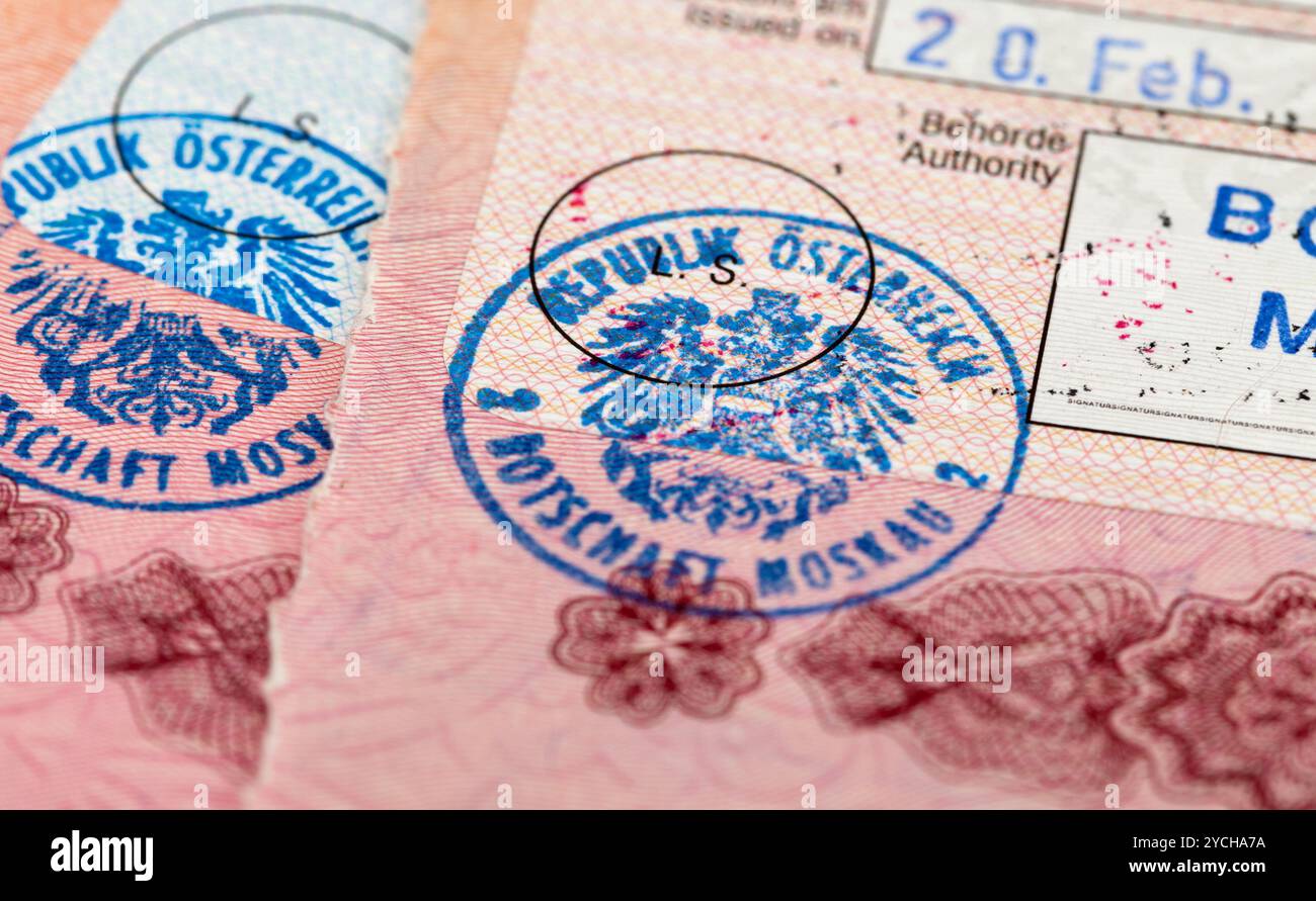 Timbres d'entrée et de sortie Visa dans le passeport Banque D'Images