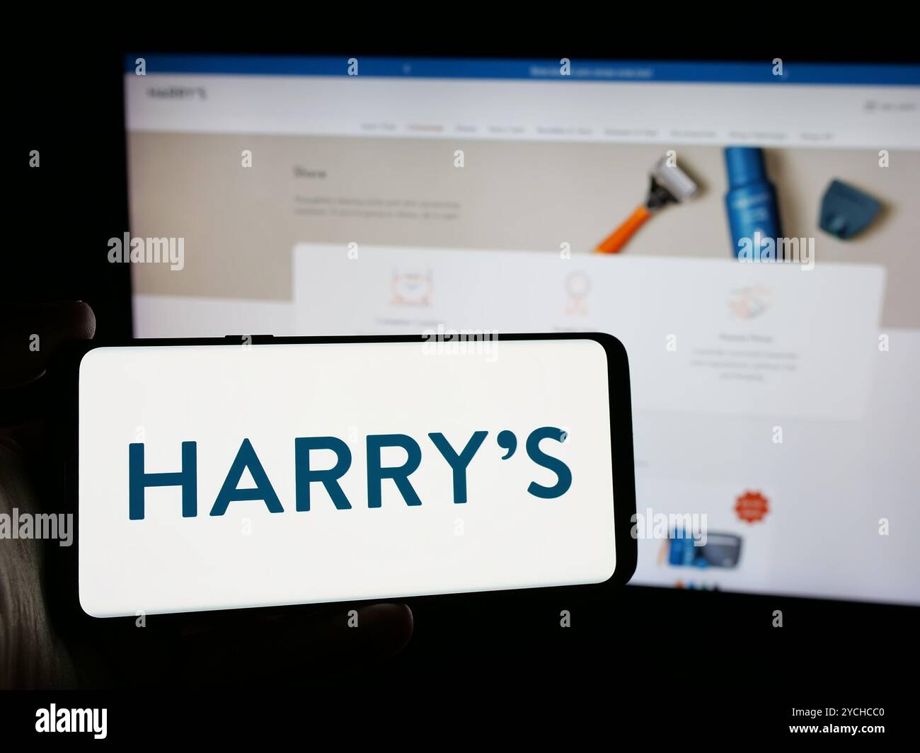 Personne tenant un smartphone avec le logo de la société américaine Harry's Inc d'équipement de rasage sur l'écran devant le site Web. Concentrez-vous sur l'affichage du téléphone. Banque D'Images