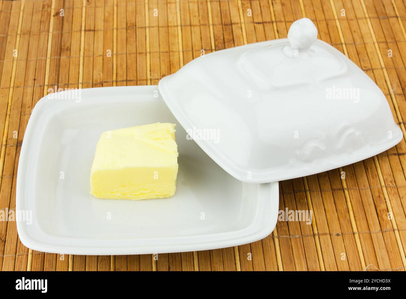Plat ovale avec le bouchon d'huile sur une serviette en bambou Banque D'Images