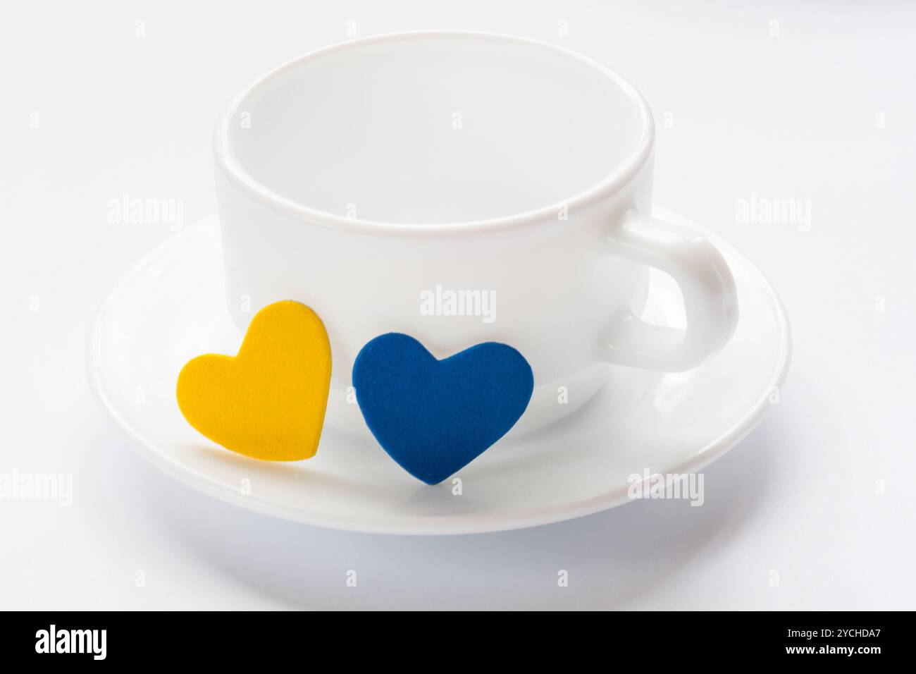 Tasse vide et soucoupe avec des coeurs Banque D'Images