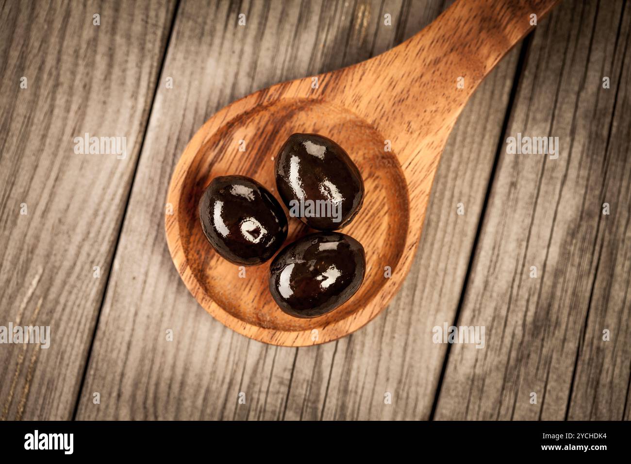 Olives sur une table en bois Banque D'Images