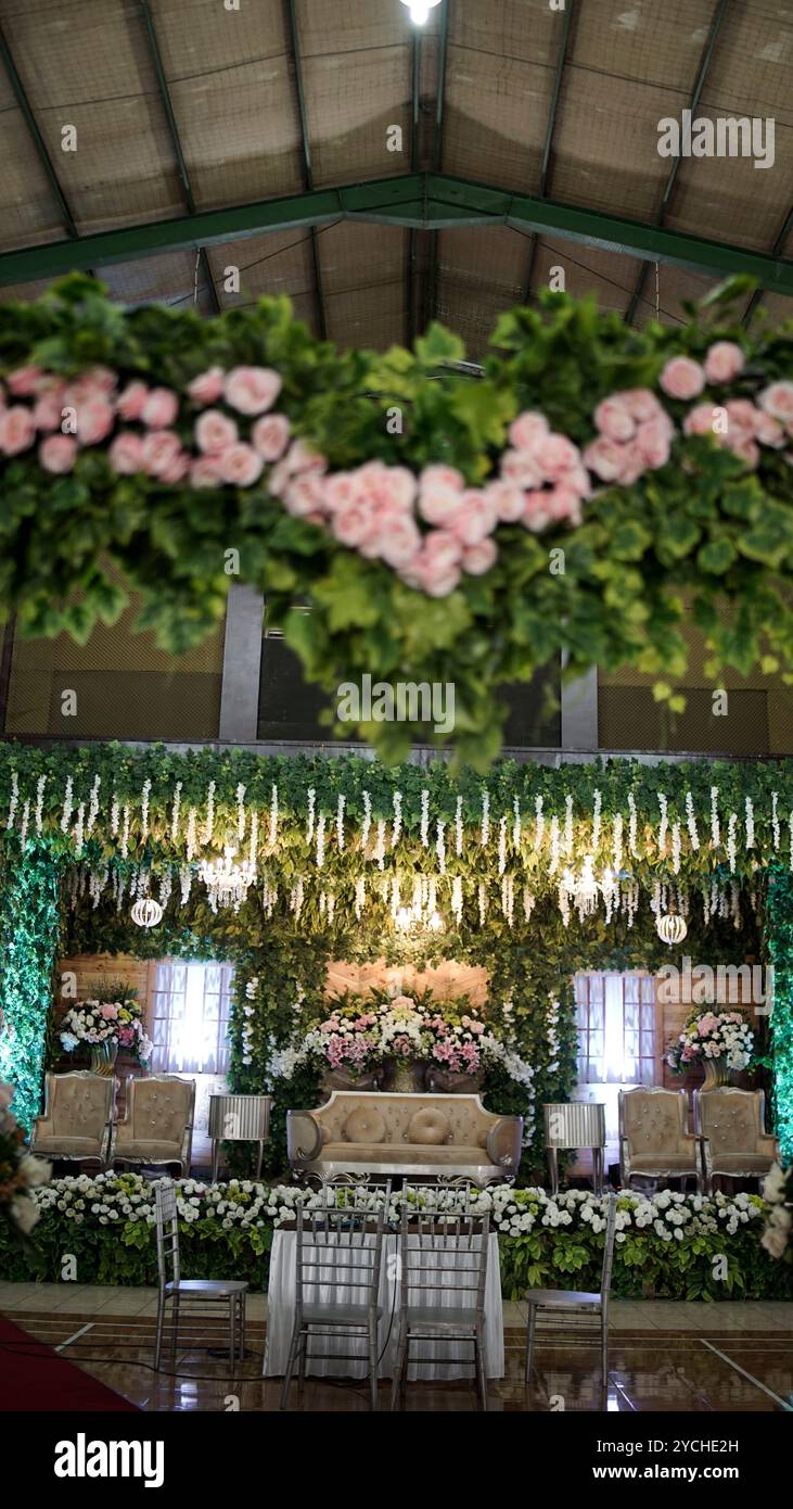 Scène de mariage, appelée pelaminan en Indonésie, décorée de fleurs diverses Banque D'Images