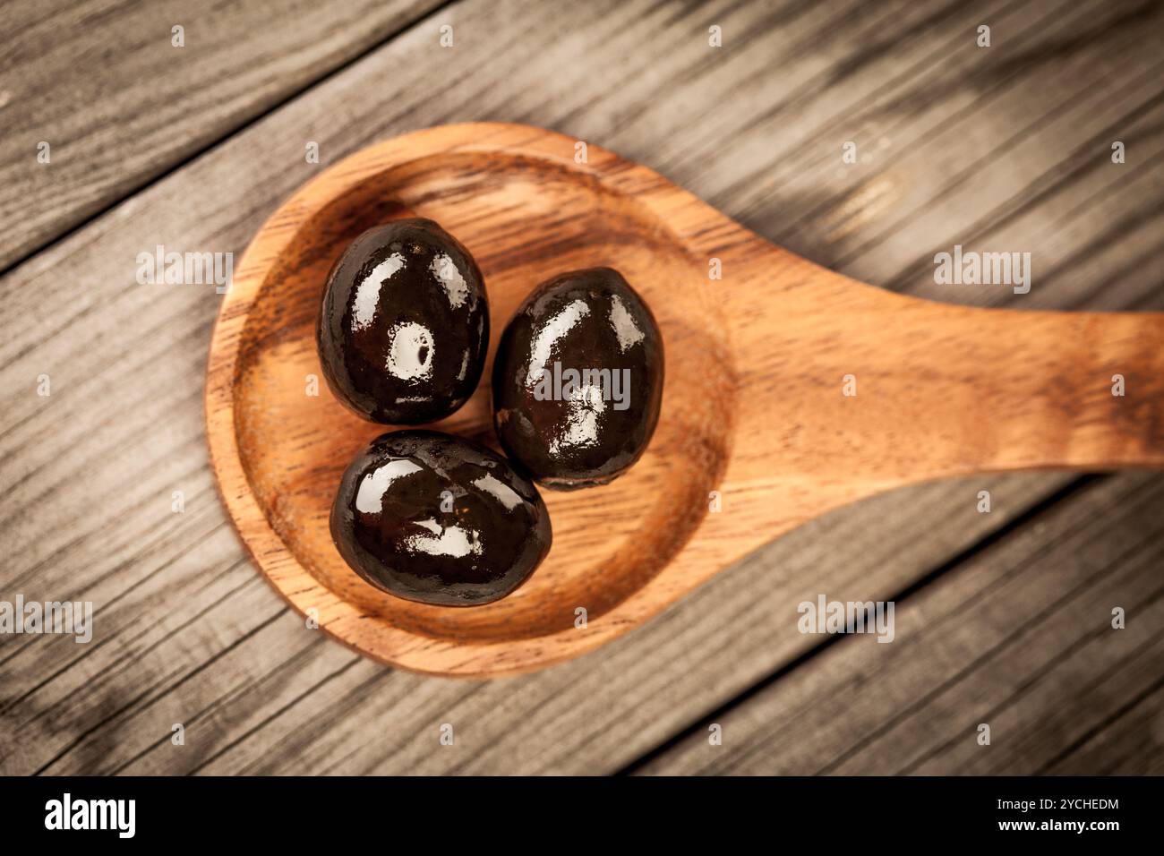 Olives sur une table en bois Banque D'Images
