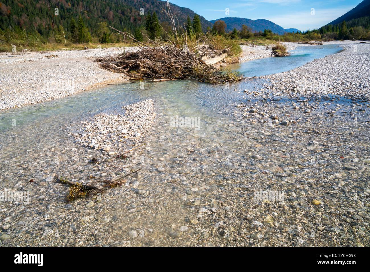 Wasserknappheit im Isartal Kompletter Trockenfall der Isar, deren Wasser BEI Krün in einem Kanal zum Walchensee abgeleitet wird und das Restwasser BEI Banque D'Images