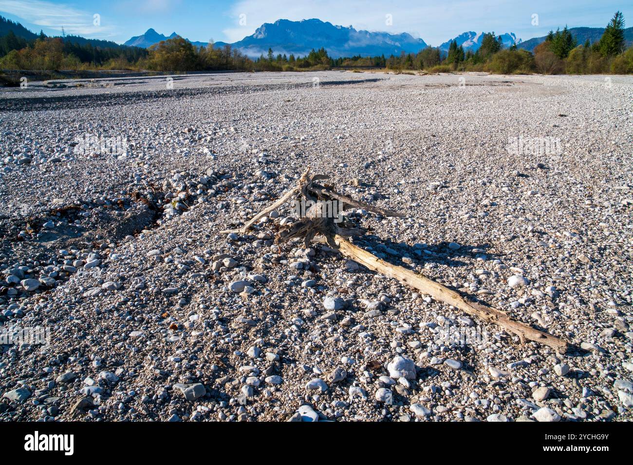 Wasserknappheit im Isartal Kompletter Trockenfall der Isar, deren Wasser BEI Krün in einem Kanal zum Walchensee abgeleitet wird und das Restwasser BEI Banque D'Images