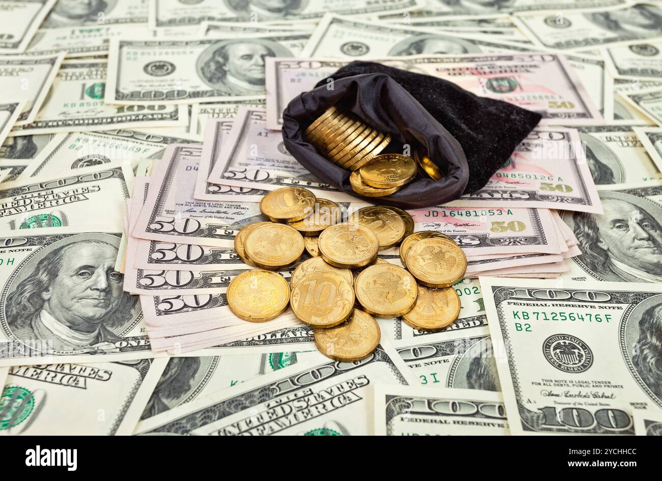 Sac rempli de pièces de plus de billets américains background Banque D'Images Sac rempli de pièces de plus de billets américains background Banque D'Images