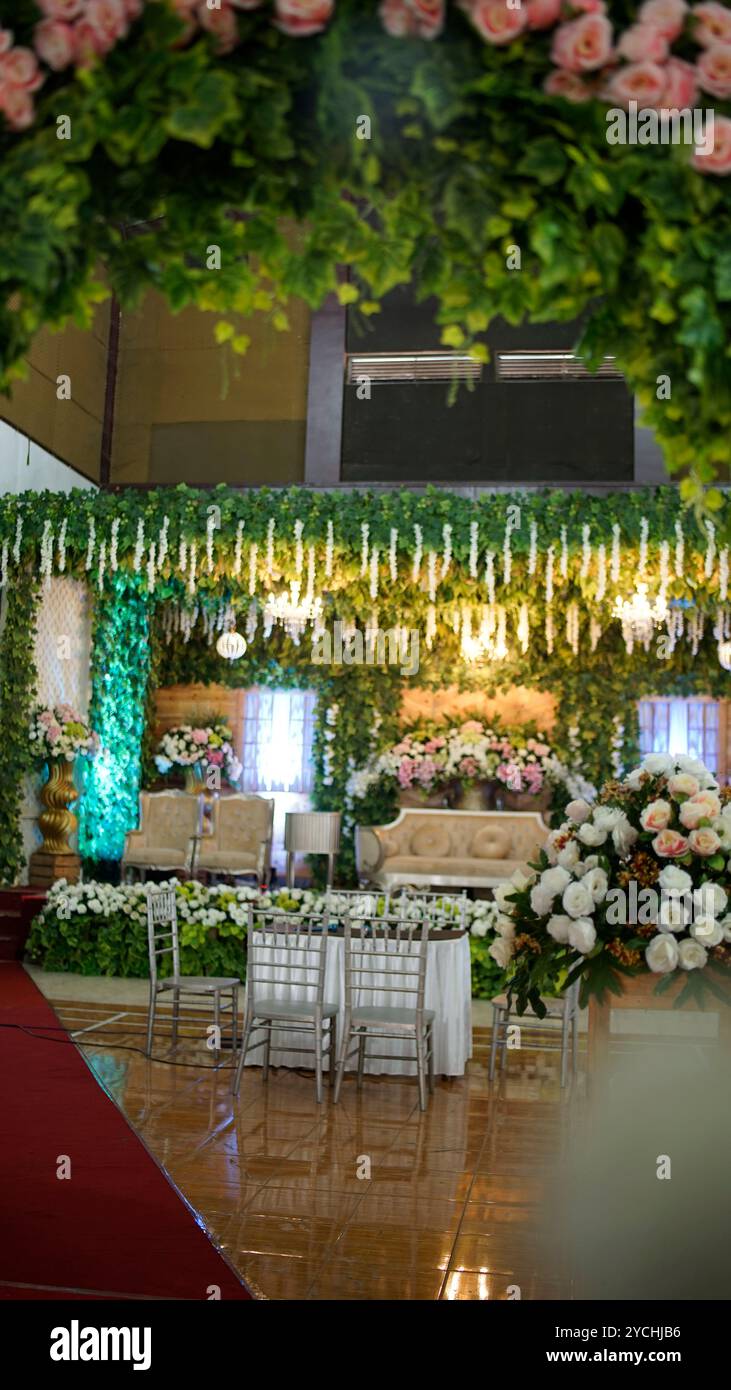 Scène de mariage, appelée pelaminan en Indonésie, décorée de fleurs diverses Banque D'Images