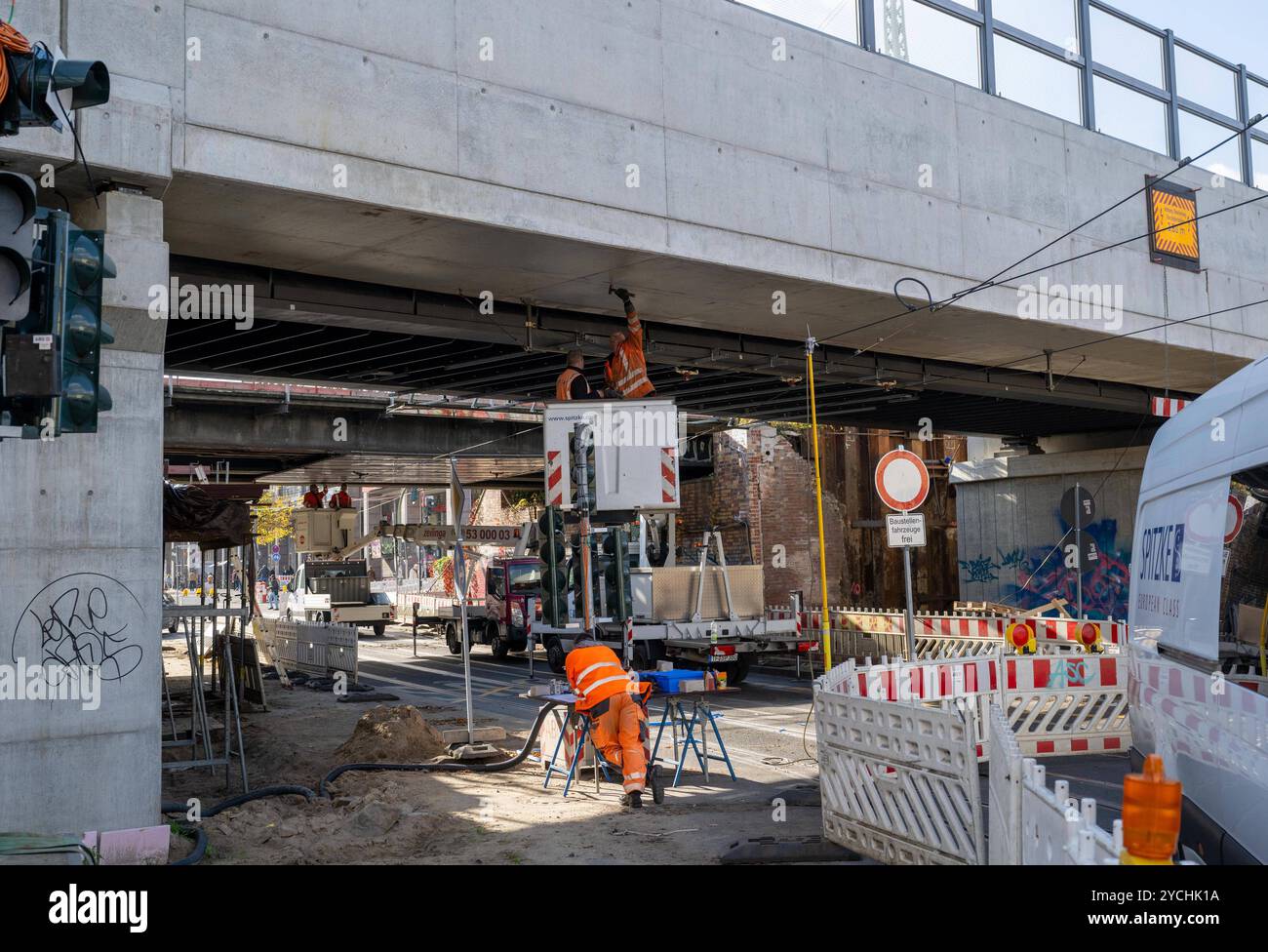Berlin, Stadtbild, Umbau des Bahnhofs Berlin-Köpenick zum Regionalbahnhof, im Bild : Sperrung der Bahnhofstraße im Brückenbereich des S-Bahnhofs Köpenick / Blick von der Mahlsdorfer Straße, 23.10. 2024, *** Berlin, paysage urbain, conversion de la station Berlin Köpenick en station régionale, la photo montre la fermeture de Bahnhofstrasse dans le quartier du pont de la station Köpenick S, vue depuis Mahlsdorfer Strasse, 23 10 2024, Copyright : xMatthiasxKochx Banque D'Images