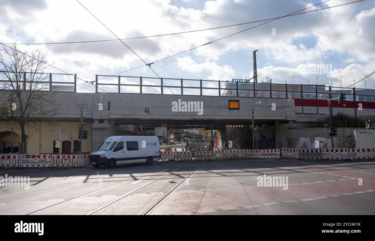 Berlin, Stadtbild, Umbau des Bahnhofs Berlin-Köpenick zum Regionalbahnhof, im Bild : Sperrung der Bahnhofstraße im Brückenbereich des S-Bahnhofs Köpenick / Blick von der Mahlsdorfer Straße, 23.10. 2024, *** Berlin, paysage urbain, conversion de la station Köpenick de Berlin en station régionale, la photo montre la fermeture de Bahnhofstrasse dans le quartier du pont de la station S-Bahn de Köpenick, vue de Mahlsdorfer Strasse, 23 10 2024, Copyright : xMatthiasxKochx Banque D'Images