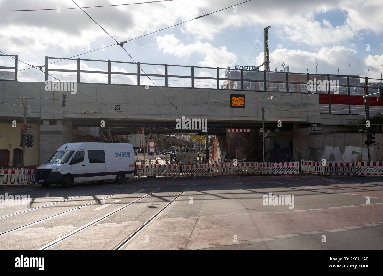 Berlin, Stadtbild, Umbau des Bahnhofs Berlin-Köpenick zum Regionalbahnhof, im Bild : Sperrung der Bahnhofstraße im Brückenbereich des S-Bahnhofs Köpenick / Blick von der Mahlsdorfer Straße, 23.10. 2024, *** Berlin, paysage urbain, conversion de la station Köpenick de Berlin en station régionale, la photo montre la fermeture de Bahnhofstrasse dans le quartier du pont de la station S-Bahn de Köpenick, vue de Mahlsdorfer Strasse, 23 10 2024, Copyright : xMatthiasxKochx Banque D'Images