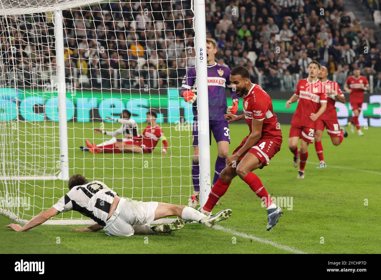 Turin, Italie. 22 octobre 2024. JOSHA Vagnoman du VfB Stuttgart réagit après avoir blanchi le ballon de Kenan Yildiz de la Juventus lors du match de l'UEFA Champions League au Juventus Stadium de Turin. Le crédit photo devrait se lire : Jonathan Moscrop/Sportimage crédit : Sportimage Ltd/Alamy Live News Banque D'Images Turin, Italie. 22 octobre 2024. JOSHA Vagnoman du VfB Stuttgart réagit après avoir blanchi le ballon de Kenan Yildiz de la Juventus lors du match de l'UEFA Champions League au Juventus Stadium de Turin. Le crédit photo devrait se lire : Jonathan Moscrop/Sportimage crédit : Sportimage Ltd/Alamy Live News Banque D'Images